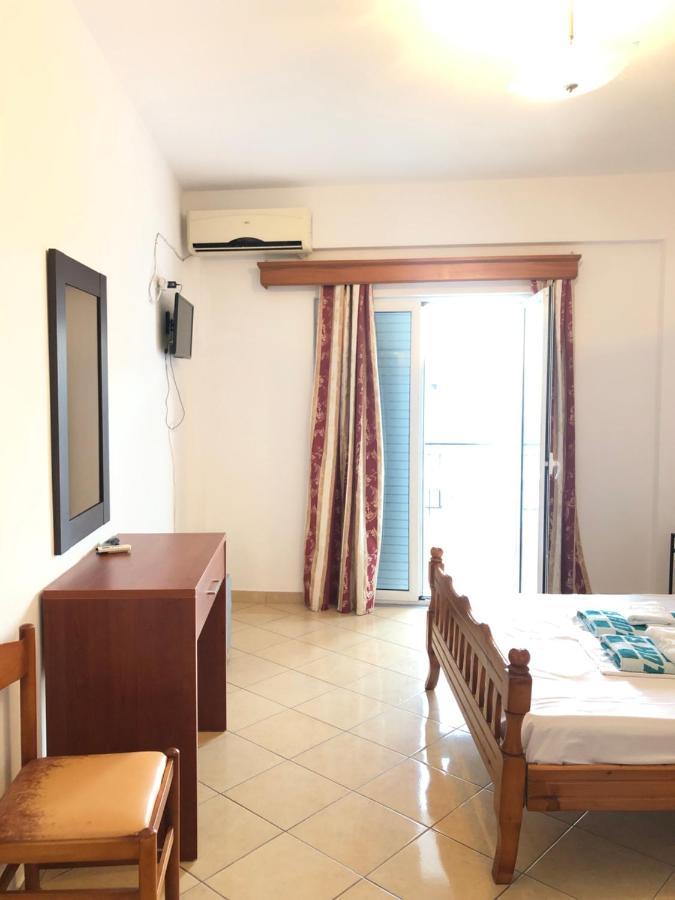 Center Hotel Pirro Himare Eksteriør bilde