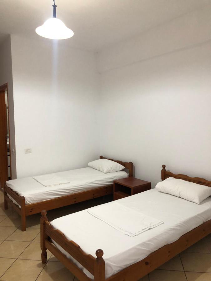 Center Hotel Pirro Himare Eksteriør bilde