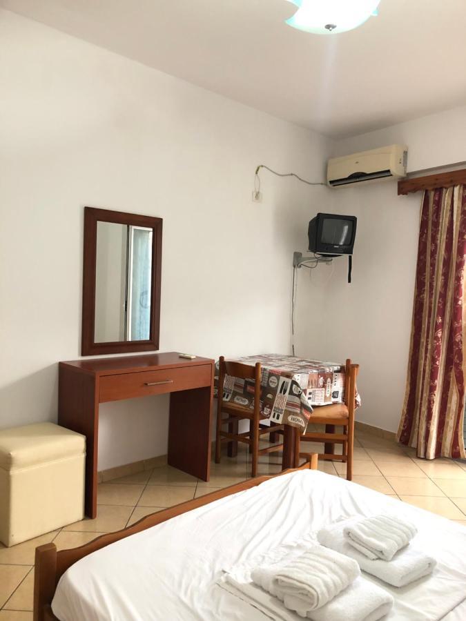 Center Hotel Pirro Himare Eksteriør bilde