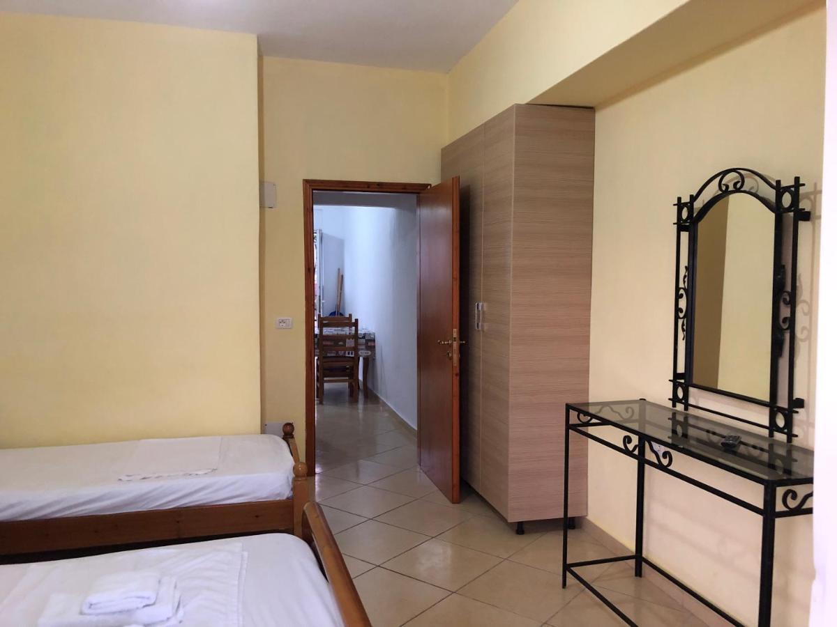 Center Hotel Pirro Himare Eksteriør bilde