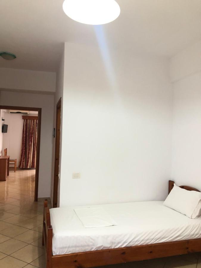 Center Hotel Pirro Himare Eksteriør bilde