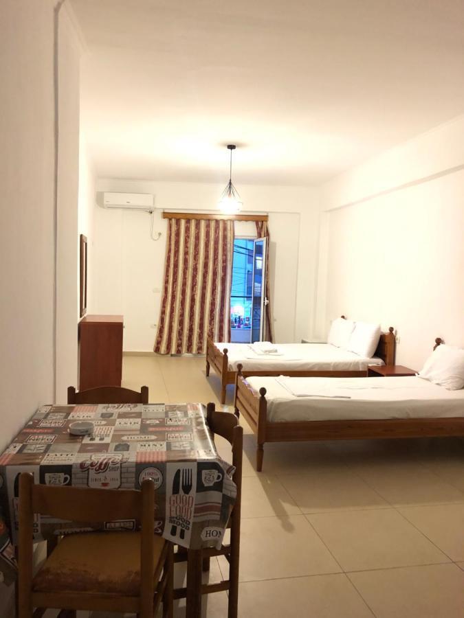 Center Hotel Pirro Himare Eksteriør bilde