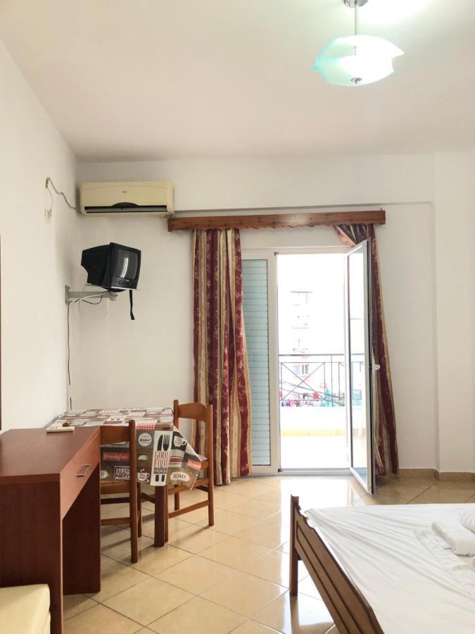 Center Hotel Pirro Himare Eksteriør bilde