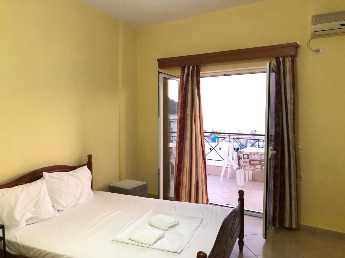 Center Hotel Pirro Himare Eksteriør bilde