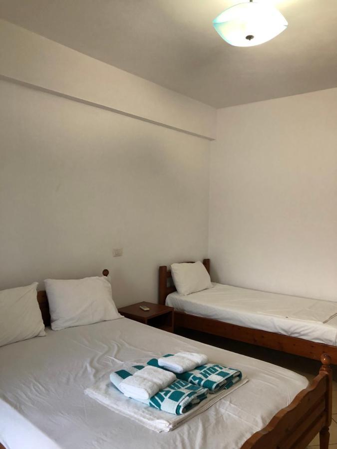 Center Hotel Pirro Himare Eksteriør bilde