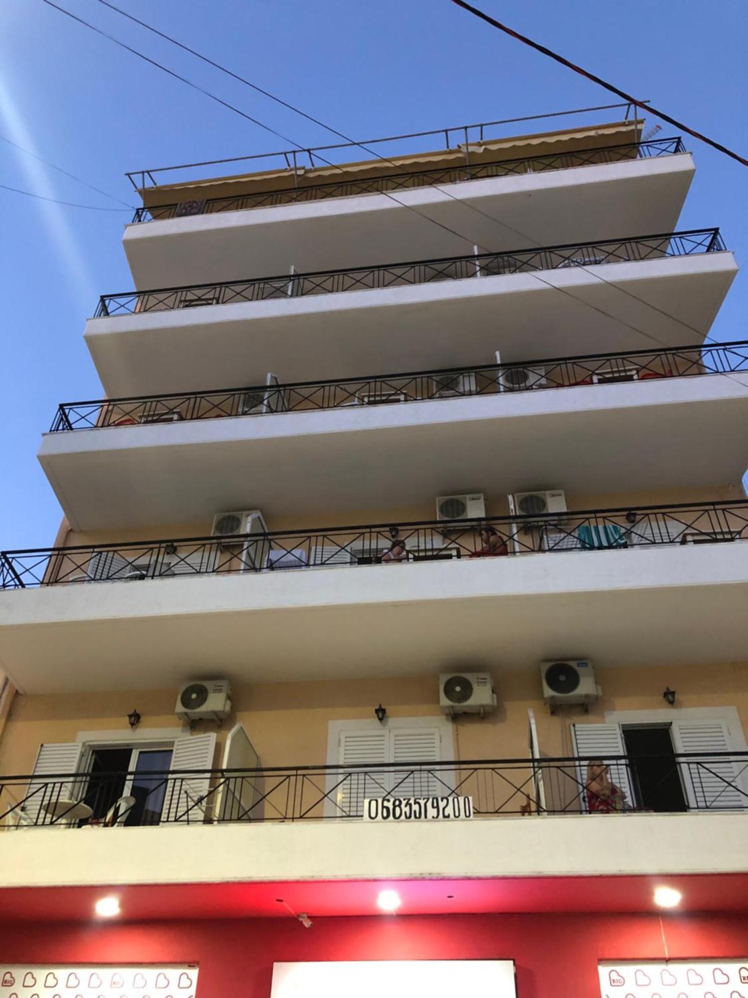 Center Hotel Pirro Himare Eksteriør bilde
