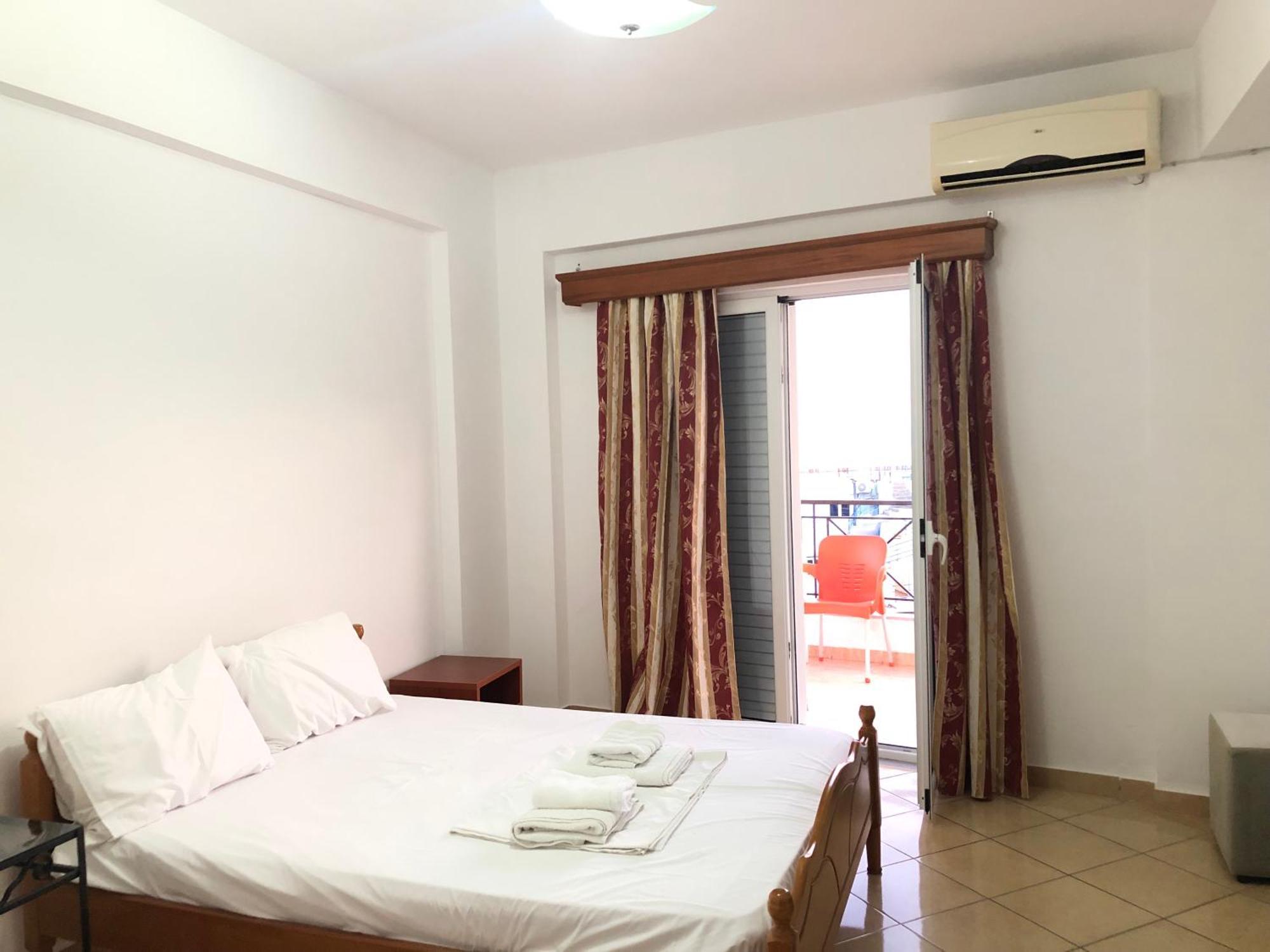 Center Hotel Pirro Himare Eksteriør bilde